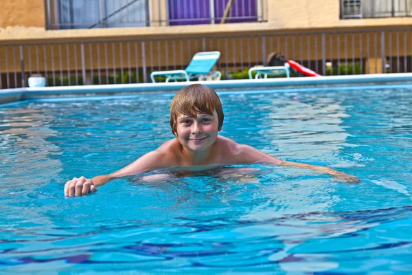 소년 야외 수영장에서 수영을 즐긴다 — 스톡 사진