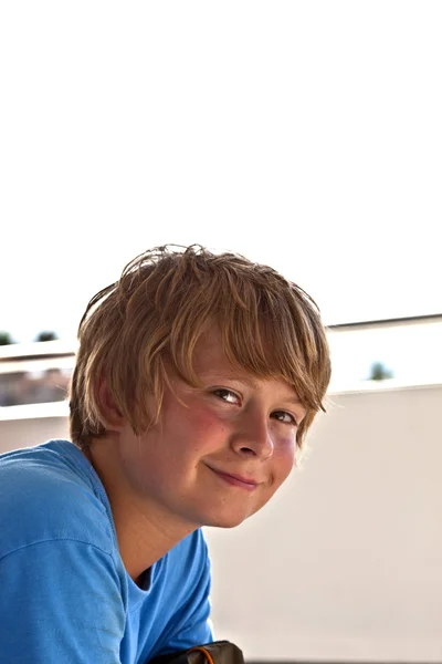 Νεαρό αγόρι χαμογελά και φαίνεται αυτοπεποίθηση — Φωτογραφία Αρχείου