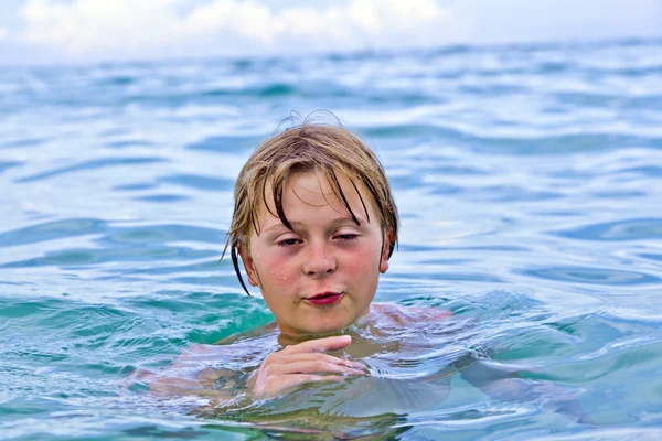 Barn simning i havet — Stockfoto