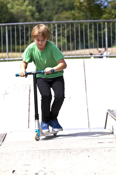 Giovane ragazzo in volo con il suo scooter — Foto Stock