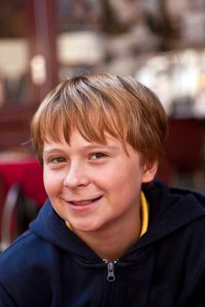 Retrato de um belo menino sorridente — Fotografia de Stock