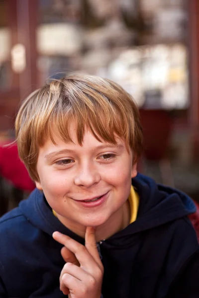 Портрет красивого улыбающегося мальчика — стоковое фото