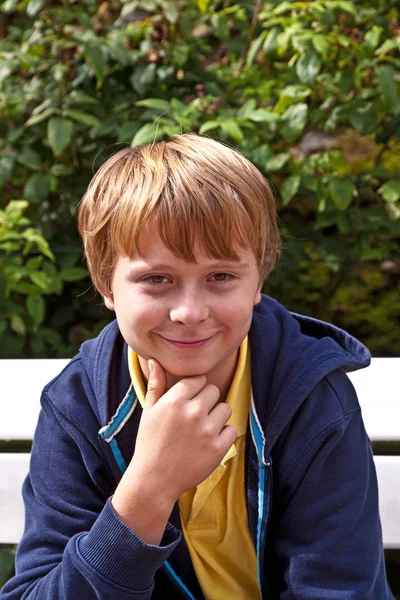 Αγόρι που κάθεται σε ένα παγκάκι — Φωτογραφία Αρχείου