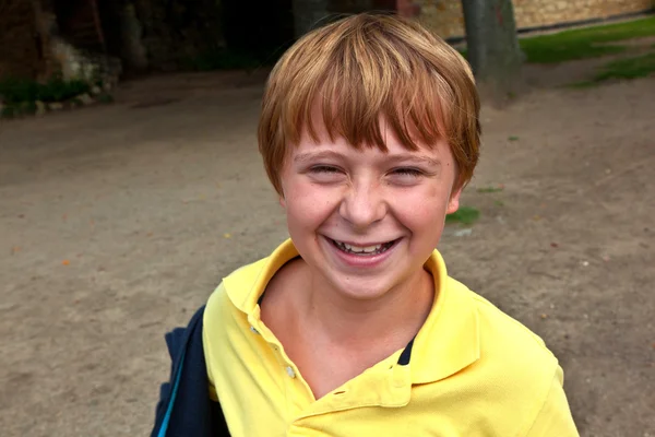 Πορτρέτο της χαμογελαστός και χαρούμενος αγόρι — Φωτογραφία Αρχείου