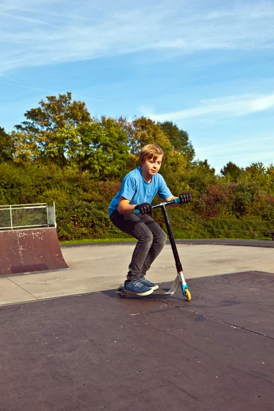 Enfant va dans les airs avec son scooter — Photo
