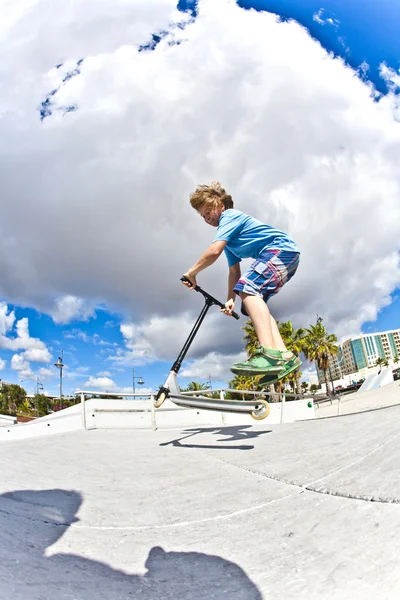 Jongen met scooter gaat vanuit de lucht — Stockfoto