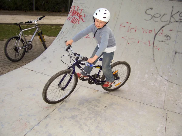 Joven chico con dirtbike en halfpipe —  Fotos de Stock