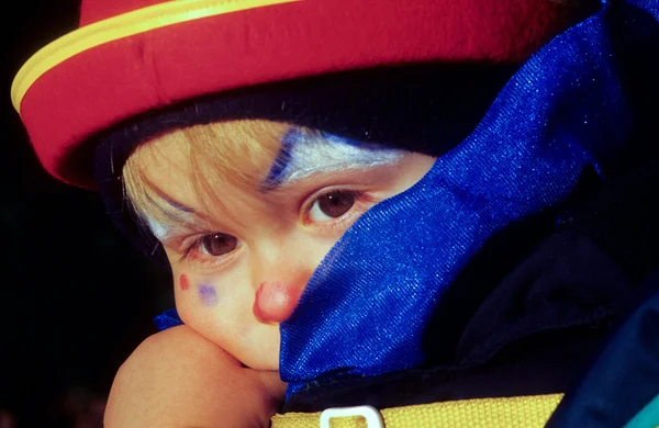 Barn har en clown maskerade och ser själv säker på Lundakarnevalen — Stockfoto