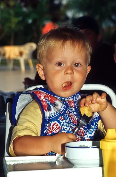 Молодой мальчик, питающийся — стоковое фото
