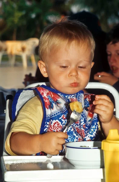 Młody chłopak jedzenie — Zdjęcie stockowe