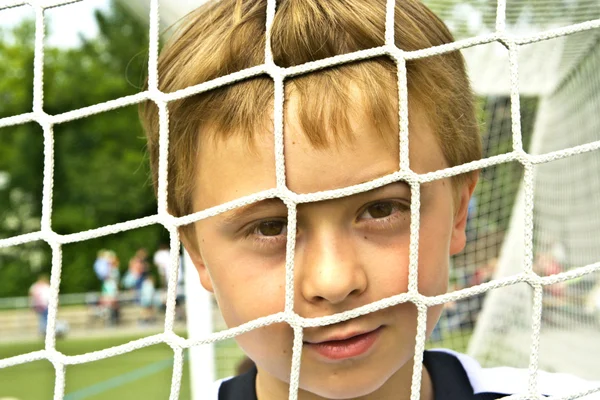 Młody chłopak gra piłka nożna i cieszy się z tego — Zdjęcie stockowe