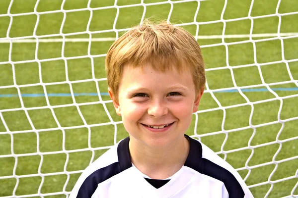 Giovane ragazzo gioca a calcio e si diverte — Foto Stock