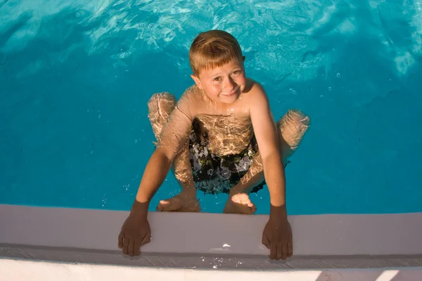 Παιδί είναι τοποθέτηση στην πισίνα και να κάνει τη διασκέδαση — Φωτογραφία Αρχείου