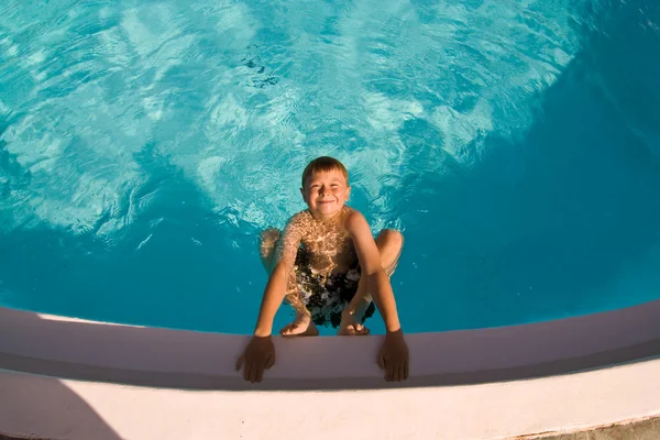 Barn är poserar i poolen och gör roliga — Stockfoto