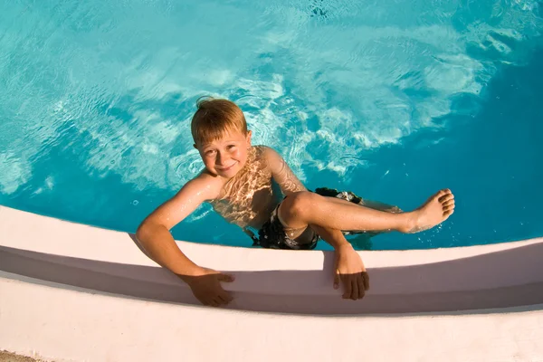 Παιδί είναι τοποθέτηση στην πισίνα και να κάνει τη διασκέδαση — Φωτογραφία Αρχείου