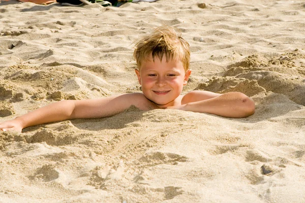 男孩自己挖到沙滩，有很多乐趣 — 图库照片