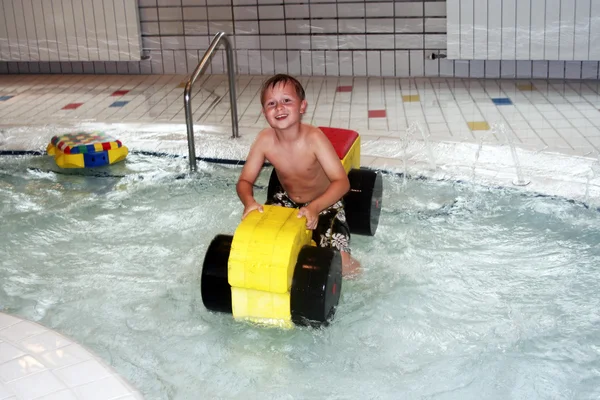 Dítě v bazénu koupaliště — Stock fotografie