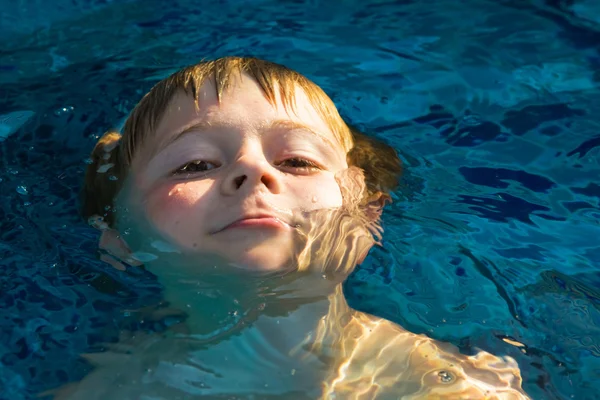 Niño nadando en una cuenca natural de agua — Foto de Stock