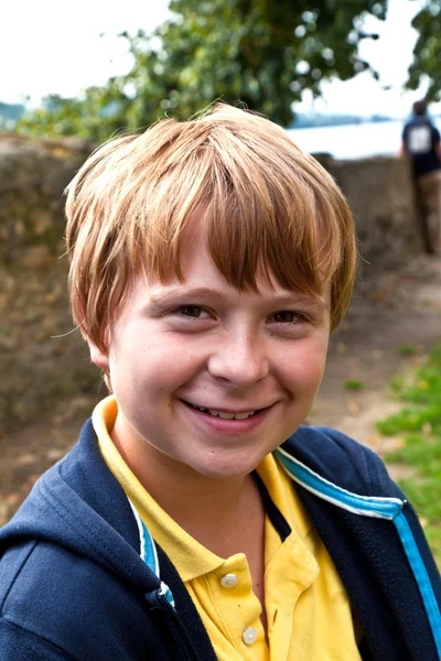 Portret chłopca, szczęśliwy uśmiechający się — Zdjęcie stockowe