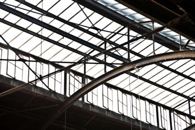 trainstation Wiesbaden'da cam çatı güzel bir harmonik desen verir.