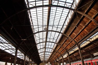 trainstation Wiesbaden'da cam çatı güzel bir harmonik desen verir.