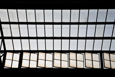 trainstation Wiesbaden'da cam çatı güzel bir harmonik desen verir.