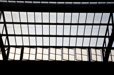 trainstation Wiesbaden'da cam çatı güzel bir harmonik desen verir.