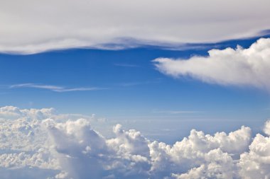 witte wolk blauwe hemel over de Oceaan