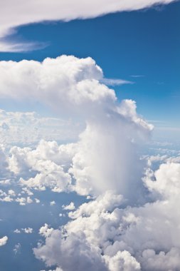 witte wolk blauwe hemel over de Oceaan