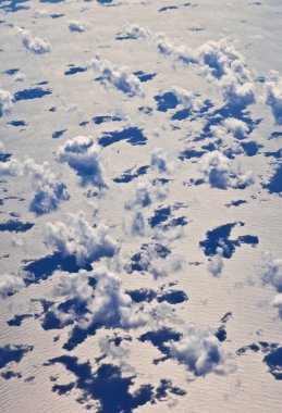 witte wolk blauwe hemel over de Oceaan