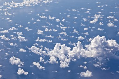 witte wolk blauwe hemel over de Oceaan