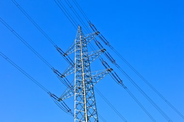 Elektrik kule mavi gökyüzü karşı güç hatları ile