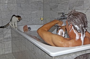adam banyo ve küvet geziniyor kedi