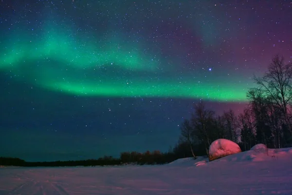 Fondo que muestra luces boreales en el cielo — Foto de Stock