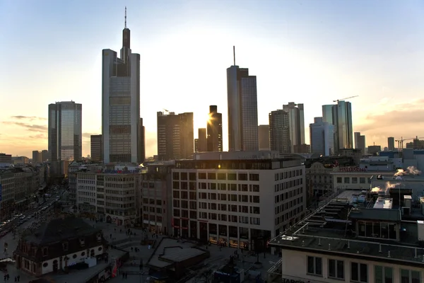Puesta de sol con rascacielos en el centro de Frankfurt — Foto de Stock