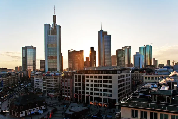Solnedgång med skyskrapa i centrum av frankfurt — Stockfoto