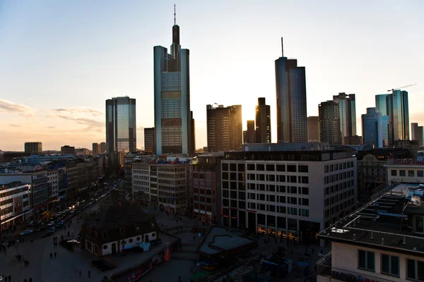 Pôr do sol com arranha-céu no centro de Frankfurt — Fotografia de Stock