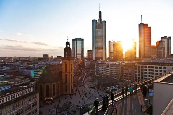 Solnedgång med skyskrapa i centrum av frankfurt — Stockfoto
