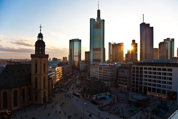 Pôr do sol com arranha-céu no centro de Frankfurt — Fotografia de Stock