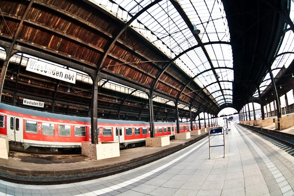 Comboio na estação ferroviária — Fotografia de Stock