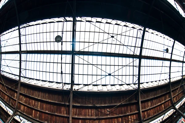 Treinstation in wiesbaden, glas van dak geeft een prachtige harmonische patroon — Stockfoto