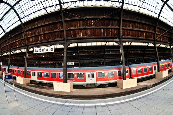 Bahnhof in wiesbaden, gläsernes Dach ergibt ein schönes harmonisches Muster — Stockfoto