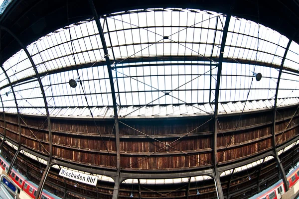 Treinamento em Wiesbaden, o vidro do telhado dá um belo padrão harmônico — Fotografia de Stock