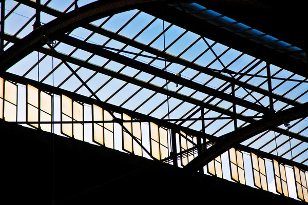 Stacja metra w wiesbaden, szklanym dachem daje piękny wzór harmoniczne — Zdjęcie stockowe