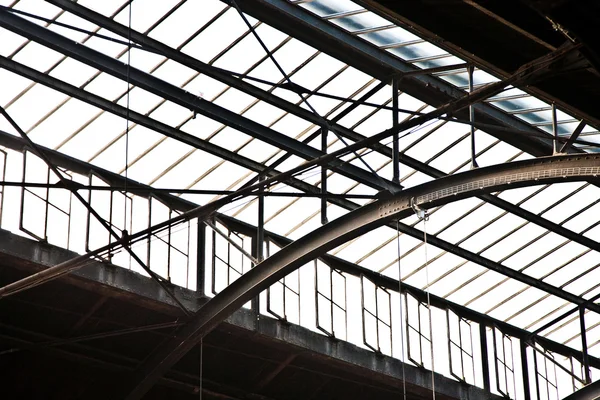 Trainstation Wiesbaden'da cam çatı güzel bir harmonik desen verir. — Stok fotoğraf