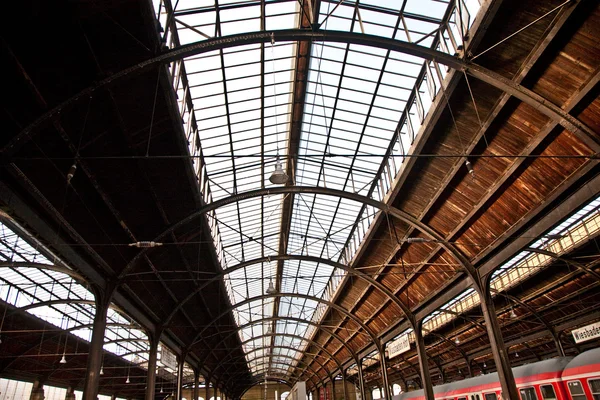 Trainstation Wiesbaden'da cam çatı güzel bir harmonik desen verir. — Stok fotoğraf