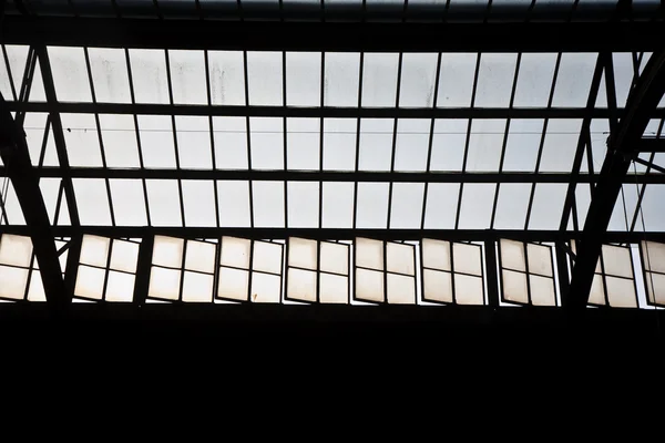 Treinstation in wiesbaden, glas van dak geeft een prachtige harmonische patroon — Stockfoto