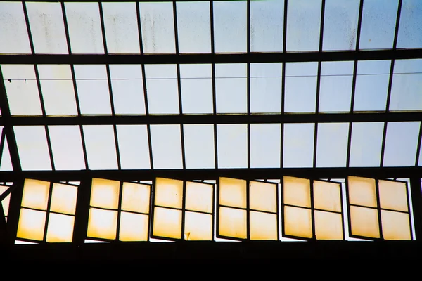 Trainstation en Wiesbaden, vidrio de techo da un hermoso patrón armónico —  Fotos de Stock