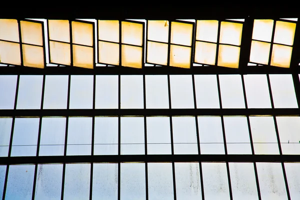 비스바덴에서 trainstation, 유리 지붕의 아름 다운 고조파 패턴 제공 — 스톡 사진
