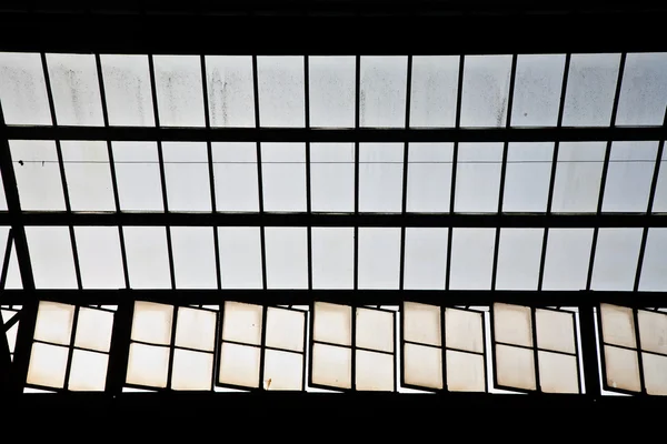 Tågstation i wiesbaden, glas tak ger en vacker harmoniska mönster — Stockfoto